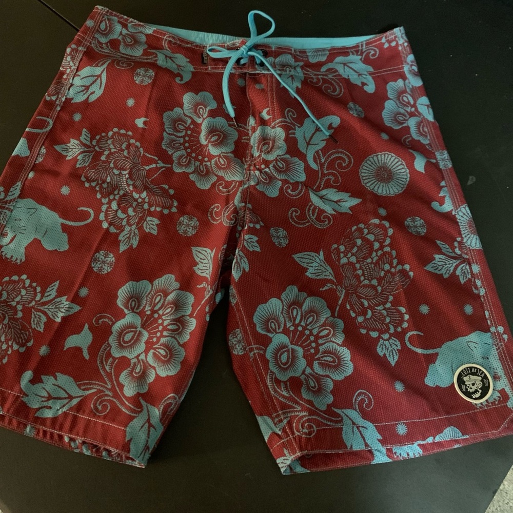 Nice board shorts ... excellent condition 😁